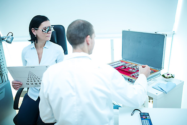 포토 JPG 서양인 외국인 손 응시 여자 남자 중년 50대 의료기기 실내 병원 서기 사람 앉기 상반신 성인 두명 앞모습 뒷모습 30대 진료 검사_조사 시력 체코 안과 시력검사 수납함 안과용의료기구 안과의사 진료실 콘택트렌즈 안구 국내포토 시선 유럽 뷰포인트 의학 모션 인종 내부 신체부위 장년 의사 의료용품 파일형식