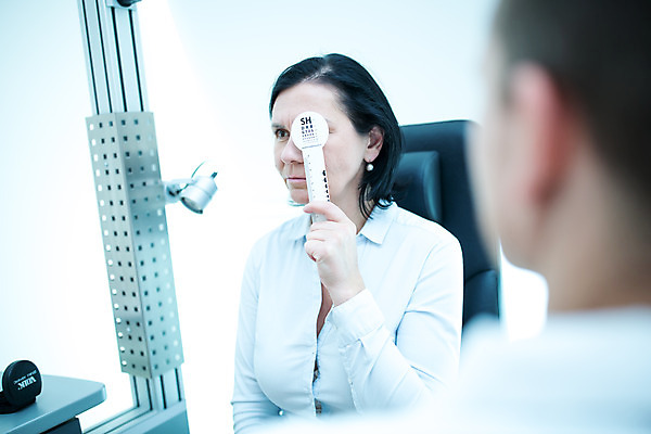 포토 JPG 서양인 외국인 손 응시 여자 남자 중년 50대 실내 병원 사람 앉기 상반신 성인 두명 옆모습 30대 진료 원근감 검사_조사 시력 체코 안과 시력검사 안과의사 진료실 안구 국내포토 시선 유럽 뷰포인트 의학 모션 인종 내부 신체부위 장년 의사 파일형식