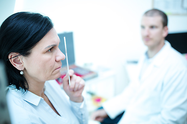 포토 JPG 서양인 외국인 손 응시 여자 남자 중년 50대 실내 병원 사람 앉기 상반신 성인 두명 옆모습 신체부위 30대 진료 원근감 눈 검사 시력 체코 안과 시력검사 안과의사 진료실 안구 국내포토 시선 유럽 뷰포인트 의학 모션 인종 내부 장년 의사 파일형식