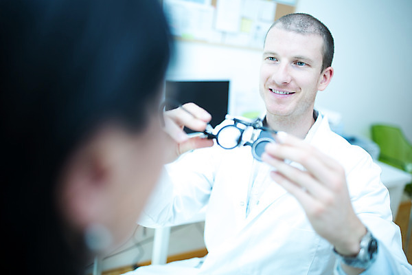 포토 JPG 서양인 외국인 손 응시 여자 남자 중년 50대 실내 병원 사람 앉기 상반신 성인 두명 옆모습 30대 진료 검사_조사 시력 체코 안과 시력검사 안과의사 진료실 콘택트렌즈 안구 국내포토 시선 유럽 뷰포인트 의학 모션 인종 내부 신체부위 장년 의사 파일형식