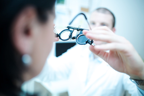 포토 JPG 서양인 외국인 손 응시 여자 남자 중년 50대 실내 병원 사람 앉기 상반신 성인 두명 옆모습 신체부위 30대 진료 눈 검사 시력 체코 안과 시력검사 안과의사 진료실 콘택트렌즈 안구 국내포토 시선 유럽 뷰포인트 의학 모션 인종 내부 장년 의사 파일형식