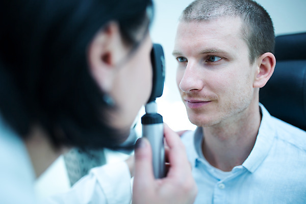 포토 JPG 서양인 외국인 손 응시 여자 남자 중년 50대 실내 병원 사람 앉기 상반신 성인 두명 옆모습 30대 진료 검사_조사 시력 체코 안과 시력검사 안과용의료기구 안과의사 진료실 안구 국내포토 시선 유럽 뷰포인트 의학 모션 인종 내부 신체부위 장년 의사 의료용품 파일형식