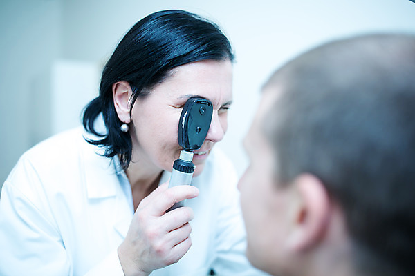 포토 JPG 서양인 외국인 손 응시 여자 남자 중년 50대 실내 병원 사람 앉기 상반신 성인 두명 옆모습 30대 진료 검사_조사 시력 체코 안과 시력검사 안과용의료기구 안과의사 진료실 안구 국내포토 시선 유럽 뷰포인트 의학 모션 인종 내부 신체부위 장년 의사 의료용품 파일형식