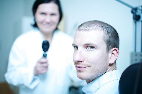 포토 JPG 서양인 외국인 손 응시 여자 남자 중년 50대 실내 병원 사람 앉기 상반신 성인 두명 앞모습 옆모습 30대 진료 시력 체코 안과 시력검사 안과용의료기구 안과의사 진료실 안구 국내포토 시선 유럽 뷰포인트 의학 모션 인종 내부 신체부위 장년 의사 의료용품 검사_조사 파일형식