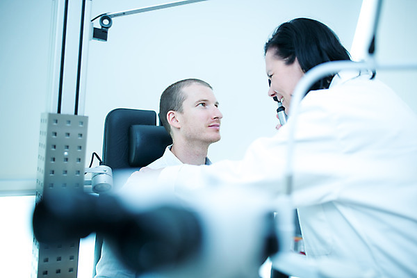 포토 JPG 서양인 외국인 손 응시 여자 남자 중년 50대 실내 병원 사람 앉기 상반신 성인 두명 앞모습 옆모습 30대 진료 시력 체코 안과 시력검사 안과용의료기구 안과의사 진료실 안구 국내포토 시선 유럽 뷰포인트 의학 모션 인종 내부 신체부위 장년 의사 의료용품 검사_조사 파일형식