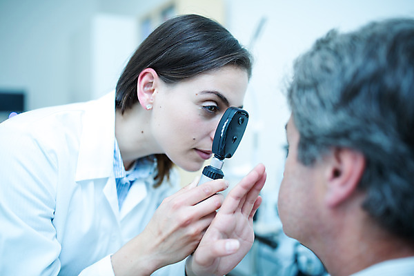 포토 JPG 서양인 외국인 손 응시 여자 남자 중년 50대 실내 병원 서기 사람 앉기 상반신 20대 성인 두명 옆모습 진료 검사_조사 시력 체코 안과 안과의사 진료실 안구 국내포토 시선 유럽 뷰포인트 의학 모션 인종 청년 내부 신체부위 의사 파일형식