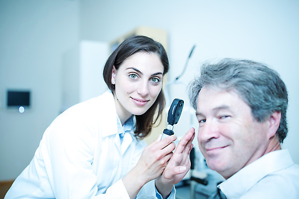 포토 JPG 서양인 외국인 손 응시 여자 남자 중년 50대 실내 병원 서기 미소 사람 앉기 상반신 20대 성인 두명 옆모습 진료 검사_조사 시력 체코 안과 안과의사 진료실 안구 국내포토 시선 유럽 뷰포인트 의학 모션 표정 인종 청년 내부 신체부위 의사 파일형식