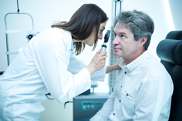 포토 JPG 서양인 외국인 손 응시 여자 남자 중년 50대 실내 병원 서기 미소 사람 앉기 상반신 20대 성인 두명 옆모습 진료 검사_조사 시력 체코 안과 안과의사 진료실 안구 국내포토 시선 유럽 뷰포인트 의학 모션 표정 인종 청년 내부 신체부위 의사 파일형식