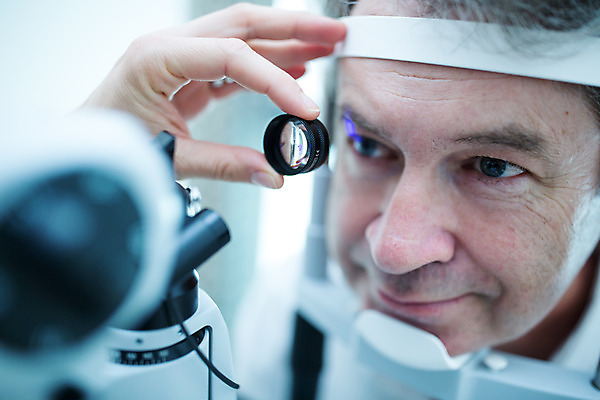 포토 JPG 서양인 외국인 응시 여자 남자 중년 50대 실내 병원 미소 사람 앉기 상반신 20대 성인 두명 앞모습 신체부위 진료 눈 검사 체코 안과 안과의사 진료실 콘택트렌즈 안구 국내포토 시선 유럽 뷰포인트 의학 모션 표정 인종 청년 내부 의사 파일형식