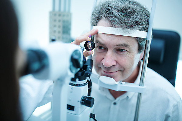 포토 JPG 서양인 외국인 응시 여자 남자 중년 50대 실내 병원 미소 사람 앉기 상반신 20대 성인 두명 앞모습 진료 검사_조사 체코 안과 안과의사 진료실 콘택트렌즈 안구 국내포토 시선 유럽 뷰포인트 의학 모션 표정 인종 청년 내부 신체부위 의사 파일형식