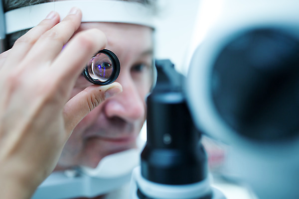 포토 JPG 서양인 외국인 응시 여자 남자 중년 50대 실내 병원 미소 사람 앉기 상반신 20대 성인 두명 앞모습 신체부위 진료 눈 검사 체코 안과 안과의사 진료실 콘택트렌즈 안구 국내포토 시선 유럽 뷰포인트 의학 모션 표정 인종 청년 내부 의사 파일형식