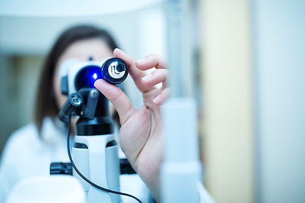 포토 JPG 서양인 외국인 여자 실내 병원 한명 들기 사람 앉기 상반신 20대 성인 앞모습 아웃포커스 진료 검사_조사 체코 안과 안과의사 진료실 콘택트렌즈 안구 성인여자한명만 국내포토 1 유럽 뷰포인트 의학 모션 촬영기법 인종 청년 내부 신체부위 의사 여자한명만 성인여자만 파일형식