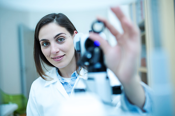 포토 JPG 서양인 외국인 여자 실내 병원 한명 들기 사람 앉기 상반신 20대 성인 앞모습 아웃포커스 진료 검사_조사 체코 안과 안과의사 진료실 콘택트렌즈 안구 성인여자한명만 국내포토 1 유럽 뷰포인트 의학 모션 촬영기법 인종 청년 내부 신체부위 의사 여자한명만 성인여자만 파일형식