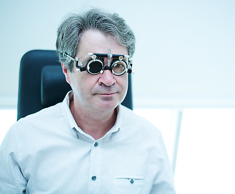 포토 JPG 서양인 외국인 응시 남자 중년 50대 실내 병원 한명 사람 앉기 상반신 앞모습 신체부위 진료 의사 눈 검사 체코 안과 시력검사 진료실 안구 중년남자한명만 국내포토 1 시선 유럽 뷰포인트 의학 모션 인종 성인 내부 의료진 남자한명만 중년남자만 파일형식