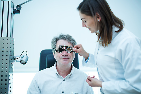 포토 JPG 서양인 외국인 응시 여자 남자 중년 50대 실내 병원 서기 미소 사람 앉기 상반신 20대 성인 두명 앞모습 옆모습 진료 의사 검사_조사 체코 안과 시력검사 진료실 안구 국내포토 시선 유럽 뷰포인트 의학 모션 표정 인종 청년 내부 신체부위 의료진 파일형식