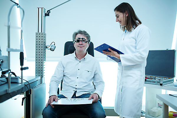 포토 JPG 서양인 외국인 응시 여자 남자 중년 50대 실내 병원 서기 미소 사람 앉기 상반신 20대 성인 두명 앞모습 옆모습 신체부위 진료 의사 눈 검사 체코 안과 시력검사 서류판 진료실 안구 국내포토 시선 유럽 뷰포인트 의학 모션 표정 인종 청년 내부 사무용품 의료진 파일형식