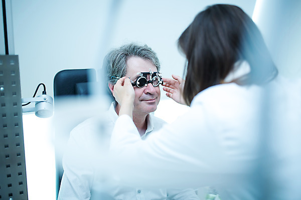 포토 JPG 서양인 외국인 응시 여자 남자 중년 50대 실내 병원 서기 사람 앉기 상반신 20대 성인 두명 옆모습 진료 의사 검사_조사 체코 안과 시력검사 진료실 안구 국내포토 시선 유럽 뷰포인트 의학 모션 인종 청년 내부 신체부위 의료진 파일형식