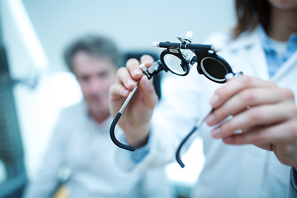 포토 JPG 서양인 외국인 응시 여자 남자 중년 50대 실내 병원 들기 사람 앉기 상반신 20대 성인 두명 옆모습 진료 의사 검사_조사 체코 안과 시력검사 진료실 안구 국내포토 시선 유럽 뷰포인트 의학 모션 인종 청년 내부 신체부위 의료진 파일형식