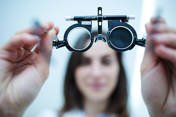 포토 JPG 서양인 외국인 응시 여자 중년 50대 실내 병원 한명 서기 들기 사람 상반신 20대 성인 앞모습 아웃포커스 의사 검사_조사 체코 안과 시력검사 안구 중년여자한명만 국내포토 1 시선 유럽 뷰포인트 의학 모션 촬영기법 인종 청년 내부 신체부위 의료진 여자한명만 중년여자만 파일형식