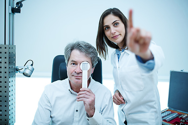 포토 JPG 서양인 외국인 응시 여자 남자 중년 50대 실내 병원 서기 들기 사람 앉기 손짓 상반신 20대 성인 두명 앞모습 진료 원근감 의사 가리킴 검사_조사 체코 안과 시력검사 진료실 안구 국내포토 시선 유럽 뷰포인트 의학 모션 인종 청년 내부 신체부위 의료진 파일형식