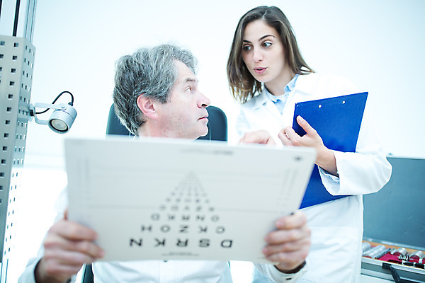 포토 JPG 서양인 외국인 응시 여자 남자 로우앵글 중년 50대 실내 병원 서기 사람 앉기 상반신 20대 성인 두명 앞모습 의사 검사_조사 체코 안과 시력검사 서류판 안구 국내포토 시선 유럽 뷰포인트 의학 모션 인종 청년 내부 신체부위 사무용품 의료진 파일형식