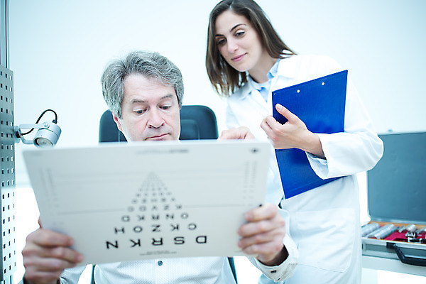 포토 JPG 서양인 외국인 응시 여자 남자 로우앵글 중년 50대 실내 병원 서기 사람 앉기 상반신 20대 성인 두명 앞모습 의사 검사_조사 체코 안과 시력검사 서류판 안구 국내포토 시선 유럽 뷰포인트 의학 모션 인종 청년 내부 신체부위 사무용품 의료진 파일형식