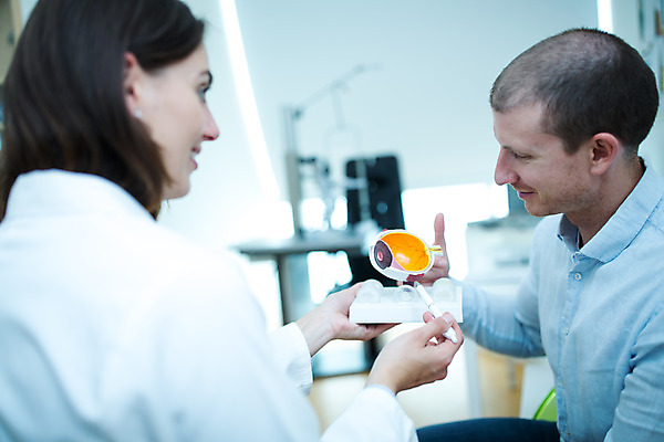 포토 JPG 서양인 외국인 응시 여자 남자 실내 병원 설명 사람 앉기 상반신 20대 성인 두명 옆모습 30대 모형 진료 환자 가리킴 체코 안과 안과의사 안구모형 진료실 안구 성인만 국내포토 시선 유럽 뷰포인트 의학 모션 인종 손짓 청년 내부 신체부위 장년 의사 파일형식