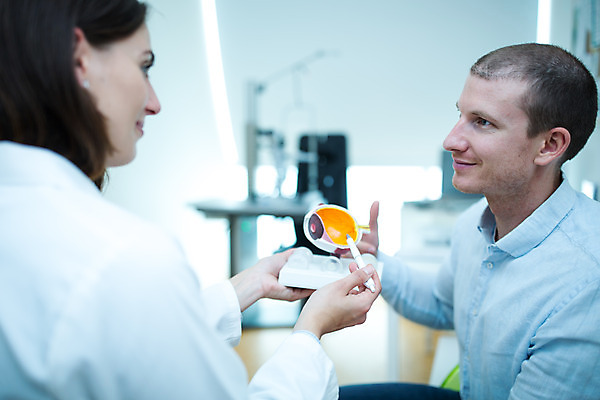 포토 JPG 서양인 외국인 응시 여자 남자 실내 병원 설명 미소 사람 앉기 상반신 20대 성인 두명 옆모습 30대 마주보기 모형 진료 환자 가리킴 체코 안과 안과의사 안구모형 진료실 안구 성인만 국내포토 시선 유럽 뷰포인트 의학 모션 표정 인종 손짓 청년 내부 신체부위 장년 의사 파일형식