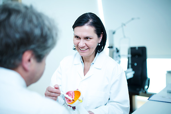 포토 JPG 서양인 외국인 응시 여자 남자 중년 50대 실내 병원 설명 미소 사람 앉기 상반신 성인 두명 앞모습 뒷모습 마주보기 모형 진료 환자 가리킴 체코 안과 안과의사 안구모형 진료실 안구 국내포토 시선 유럽 뷰포인트 의학 모션 표정 인종 손짓 내부 신체부위 의사 파일형식