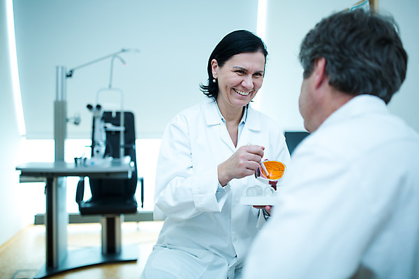 포토 JPG 서양인 외국인 응시 여자 남자 중년 50대 실내 병원 설명 미소 사람 앉기 상반신 성인 두명 앞모습 뒷모습 마주보기 모형 진료 환자 가리킴 체코 안과 안과의사 안구모형 진료실 안구 국내포토 시선 유럽 뷰포인트 의학 모션 표정 인종 손짓 내부 신체부위 의사 파일형식