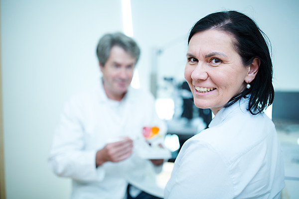 포토 JPG 서양인 외국인 응시 여자 남자 중년 50대 실내 병원 설명 미소 사람 앉기 상반신 성인 두명 앞모습 옆모습 신체부위 모형 환자 눈 가리킴 체코 안과 안과의사 안구모형 안구 국내포토 시선 유럽 뷰포인트 의학 모션 표정 인종 손짓 내부 의사 파일형식