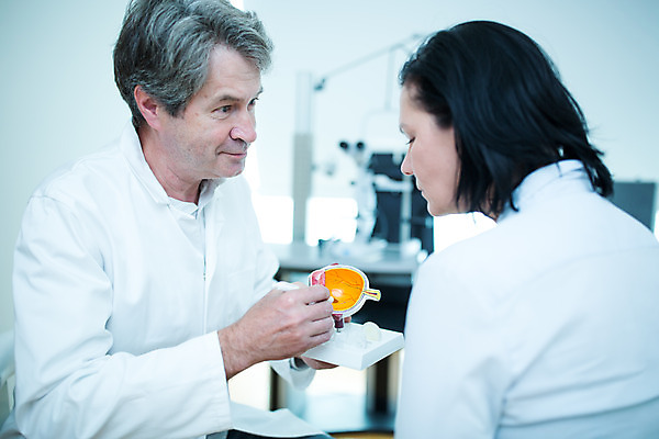 포토 JPG 서양인 외국인 응시 여자 남자 중년 50대 실내 병원 설명 사람 앉기 상반신 성인 두명 앞모습 신체부위 모형 환자 눈 가리킴 체코 안과 안과의사 안구모형 안구 국내포토 시선 유럽 뷰포인트 의학 모션 인종 손짓 내부 의사 파일형식