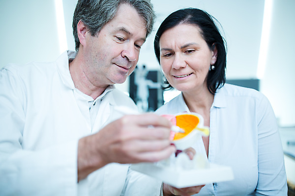 포토 JPG 서양인 외국인 응시 여자 남자 중년 50대 실내 병원 설명 사람 앉기 상반신 성인 두명 앞모습 신체부위 모형 환자 눈 가리킴 체코 안과 안과의사 안구모형 안구 국내포토 시선 유럽 뷰포인트 의학 모션 인종 손짓 내부 의사 파일형식