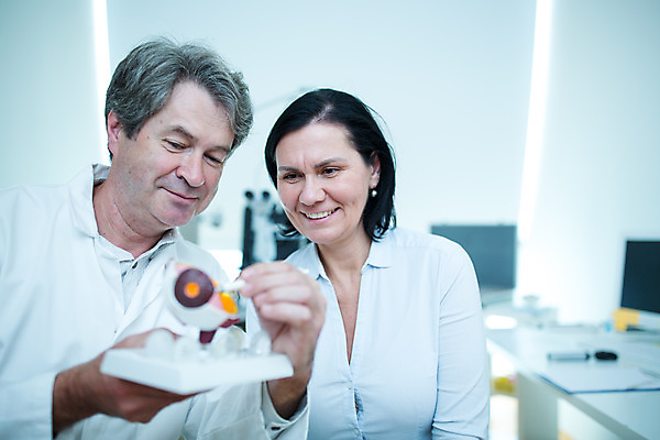 포토 JPG 서양인 외국인 응시 여자 남자 중년 50대 실내 병원 설명 사람 앉기 상반신 성인 두명 앞모습 모형 진료 환자 가리킴 체코 안과 안과의사 안구모형 진료실 안구 국내포토 시선 유럽 뷰포인트 의학 모션 인종 손짓 내부 신체부위 의사 파일형식