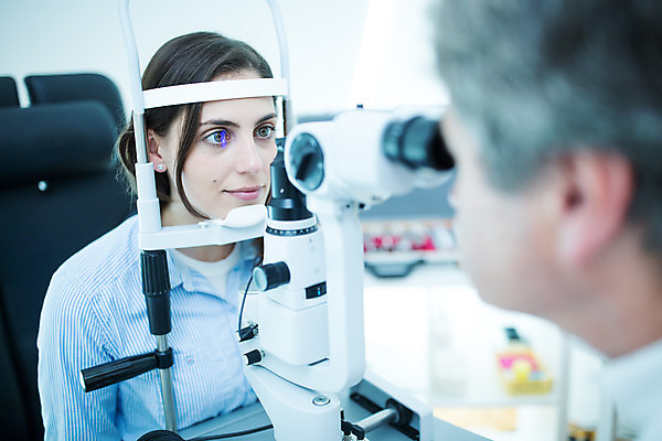 포토 JPG 서양인 외국인 응시 여자 남자 중년 50대 실내 병원 사람 앉기 상반신 20대 성인 옆모습 뒷모습 진료 검사_조사 체코 안과 안과의사 진료실 안구 국내포토 시선 유럽 뷰포인트 의학 모션 인종 청년 내부 신체부위 의사 파일형식