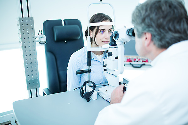 포토 JPG 서양인 외국인 응시 여자 남자 중년 50대 실내 병원 사람 앉기 상반신 20대 성인 옆모습 뒷모습 진료 검사_조사 체코 안과 시력검사 안과의사 진료실 안구 국내포토 시선 유럽 뷰포인트 의학 모션 인종 청년 내부 신체부위 의사 파일형식