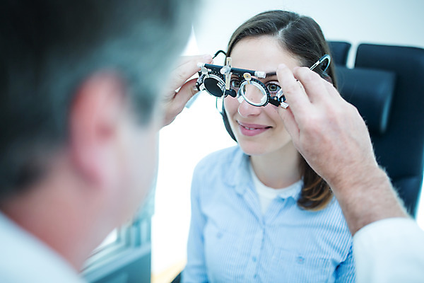 포토 JPG 서양인 외국인 응시 여자 남자 중년 50대 실내 병원 사람 앉기 상반신 20대 성인 두명 옆모습 눈감음 진료 의사 검사_조사 체코 안과 시력검사 진료실 안구 국내포토 시선 유럽 뷰포인트 의학 모션 인종 청년 내부 신체부위 의료진 파일형식