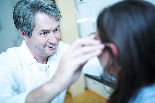 포토 JPG 서양인 외국인 응시 여자 남자 중년 50대 실내 병원 미소 사람 앉기 상반신 20대 성인 두명 옆모습 눈감음 진료 의사 검사_조사 체코 안과 시력검사 진료실 안구 국내포토 시선 유럽 뷰포인트 의학 모션 표정 인종 청년 내부 신체부위 의료진 파일형식