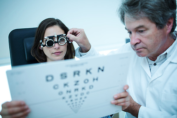 포토 JPG 서양인 외국인 응시 여자 남자 중년 50대 실내 병원 사람 앉기 상반신 20대 성인 두명 앞모습 옆모습 눈감음 진료 의사 시력 체코 안과 시력검사 시력검사기 진료실 안구 국내포토 시선 유럽 뷰포인트 의학 모션 인종 청년 내부 신체부위 의료진 검사_조사 파일형식