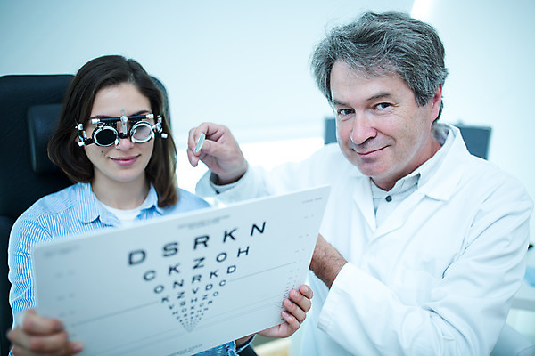 포토 JPG 서양인 외국인 응시 여자 남자 중년 50대 실내 병원 미소 사람 앉기 상반신 20대 성인 두명 앞모습 눈감음 진료 의사 검사_조사 시력 체코 안과 시력검사 진료실 안구 국내포토 시선 유럽 뷰포인트 의학 모션 표정 인종 청년 내부 신체부위 의료진 파일형식