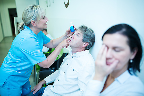 포토 JPG 서양인 외국인 응시 여자 남자 중년 50대 실내 병원 서기 사람 앉기 상반신 성인 옆모습 세명 진료 의사 수술 준비 체코 안과 도포 안약 진료실 안구 인공눈물 국내포토 시선 유럽 뷰포인트 의학 모션 인종 내부 신체부위 치료 의료진 파일형식