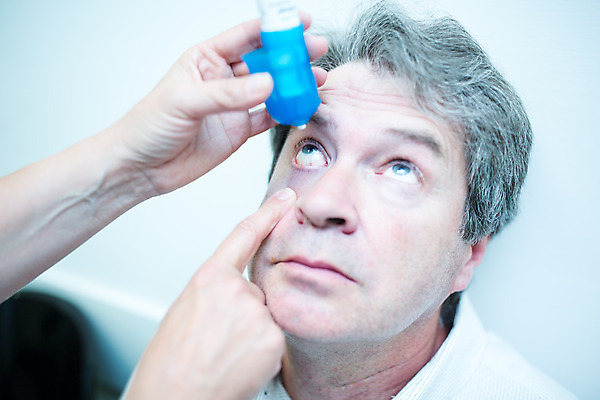 포토 JPG 서양인 외국인 응시 여자 남자 중년 50대 실내 병원 사람 앉기 상반신 성인 두명 앞모습 진료 의사 수술 준비 체코 안과 도포 안약 진료실 안구 인공눈물 국내포토 시선 유럽 뷰포인트 의학 모션 인종 내부 신체부위 치료 의료진 파일형식