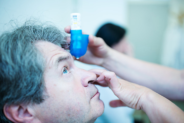 포토 JPG 서양인 외국인 응시 여자 남자 중년 50대 실내 병원 사람 앉기 상반신 성인 두명 앞모습 진료 의사 수술 준비 체코 안과 도포 안약 진료실 안구 인공눈물 국내포토 시선 유럽 뷰포인트 의학 모션 인종 내부 신체부위 치료 의료진 파일형식