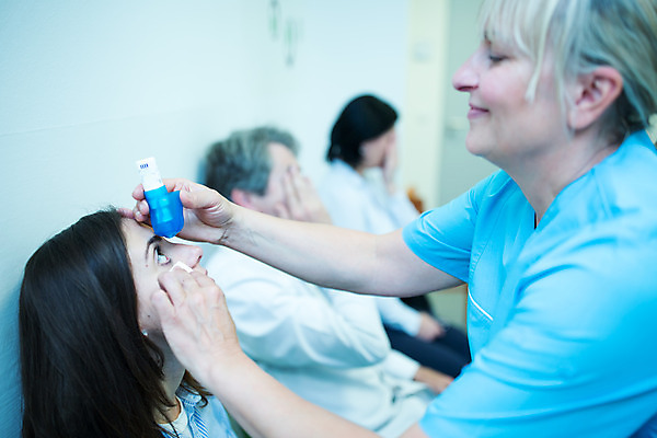 포토 JPG 서양인 외국인 응시 여자 남자 중년 50대 실내 병원 사람 앉기 여러명 상반신 20대 성인 옆모습 30대 진료 의사 수술 준비 체코 안과 도포 안약 진료실 안구 인공눈물 국내포토 시선 유럽 뷰포인트 다수 의학 모션 인종 청년 내부 신체부위 치료 장년 의료진 파일형식