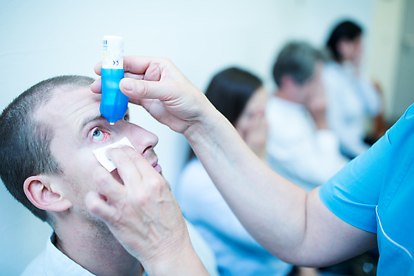 포토 JPG 서양인 외국인 응시 여자 남자 중년 50대 실내 병원 사람 앉기 여러명 상반신 20대 성인 옆모습 30대 진료 의사 수술 준비 체코 안과 도포 안약 진료실 안구 인공눈물 국내포토 시선 유럽 뷰포인트 다수 의학 모션 인종 청년 내부 신체부위 치료 장년 의료진 파일형식