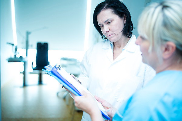 포토 JPG 서양인 외국인 응시 여자 중년 50대 실내 병원 서기 들기 사람 상반신 성인 두명 옆모습 의사 체코 안과 서류판 안구 여자만 국내포토 시선 유럽 뷰포인트 의학 모션 인종 내부 신체부위 사무용품 의료진 파일형식