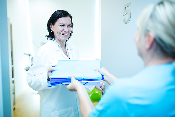 포토 JPG 서양인 외국인 응시 여자 중년 50대 실내 병원 서기 미소 들기 사람 상반신 성인 두명 앞모습 뒷모습 마주보기 의사 체코 안과 서류판 안구 여자만 국내포토 시선 유럽 뷰포인트 의학 모션 표정 인종 내부 신체부위 사무용품 의료진 파일형식