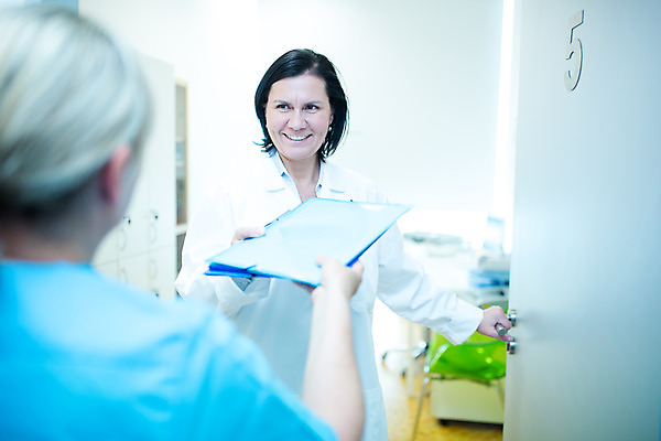 포토 JPG 서양인 외국인 응시 여자 중년 50대 실내 병원 서기 미소 들기 사람 상반신 성인 두명 앞모습 뒷모습 의사 체코 안과 서류판 안구 여자만 국내포토 시선 유럽 뷰포인트 의학 모션 표정 인종 내부 신체부위 사무용품 의료진 파일형식