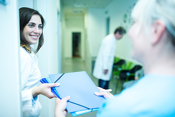 포토 JPG 서양인 외국인 응시 여자 남자 중년 50대 실내 병원 서기 미소 들기 사람 상반신 20대 성인 옆모습 뒷모습 세명 의사 체코 안과 서류판 안구 국내포토 시선 유럽 뷰포인트 의학 모션 표정 인종 청년 내부 신체부위 사무용품 의료진 파일형식