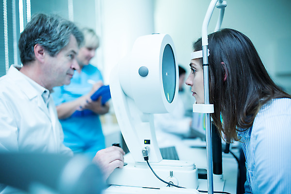 포토 JPG 서양인 외국인 응시 여자 남자 중년 50대 실내 병원 서기 사람 앉기 여러명 상반신 20대 성인 옆모습 30대 진료 의사 검사_조사 체코 안과 각막 진료실 안구 국내포토 시선 유럽 뷰포인트 다수 의학 모션 인종 청년 내부 신체부위 장년 의료진 눈_신체부위 파일형식